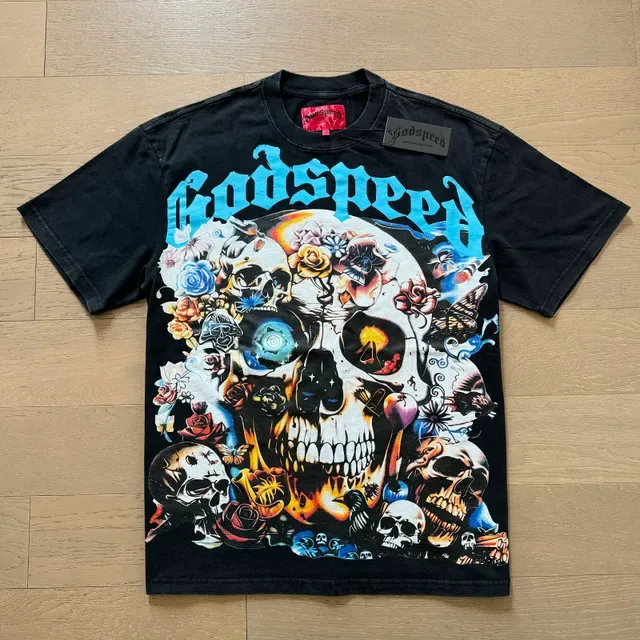 Camiseta preta Godspeed com estampa gráfica de caveira e flores 4