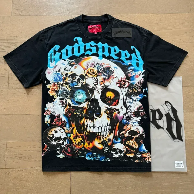 Camiseta preta Godspeed com estampa gráfica de caveira e flores 5