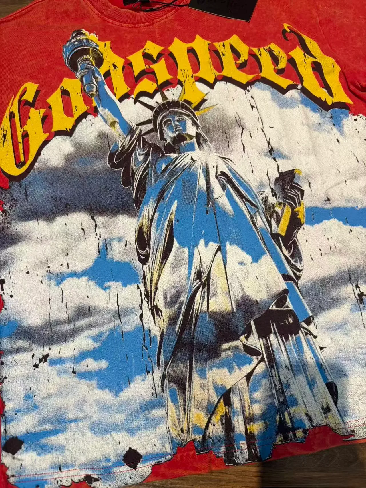 تيشيرت أحمر Godspeed بطباعة جرافيك تمثال الحرية 5