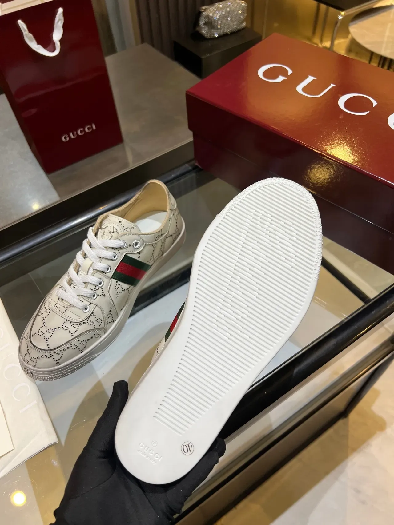 حذاء رياضي Gucci Ace مثقب GG Monogram Web Stripe أسلوب حياة 3