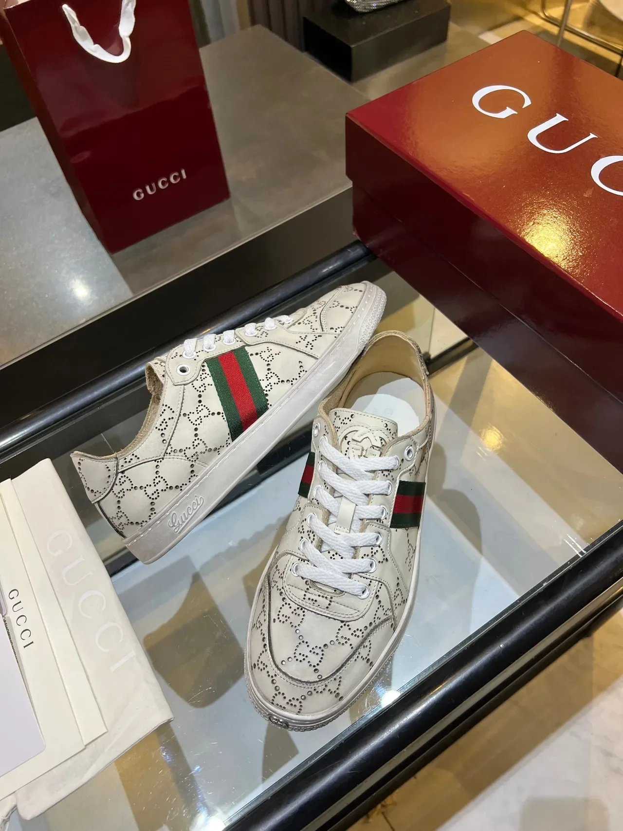 حذاء رياضي Gucci Ace مثقب GG Monogram Web Stripe أسلوب حياة 4