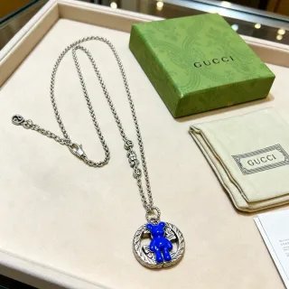 Collier à pendentif ours Gucci en émail bleu