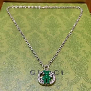 Gucci قلادة بحلقة دبة راتنج أخضر وسلسلة فضية