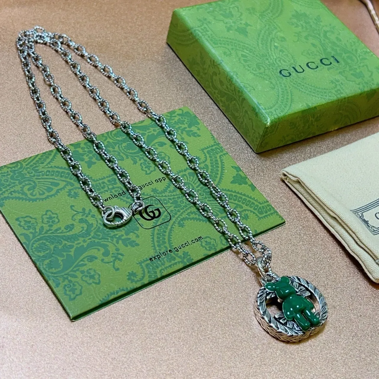 Gucci Colar Motivo Urso Pingente Resina Verde Corrente Prata 3