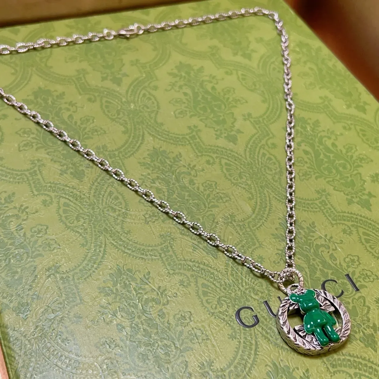 Gucci Colar Motivo Urso Pingente Resina Verde Corrente Prata 7