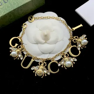 Gucci Motivo de Abeja GUCCI Encanto de Letra Pulsera de Tono Dorado
