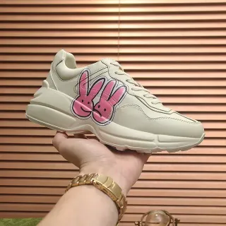 Gucci بيج و وردي جلد علوي أوفر سايز جرافيك أرنب كانكي سنيكرز