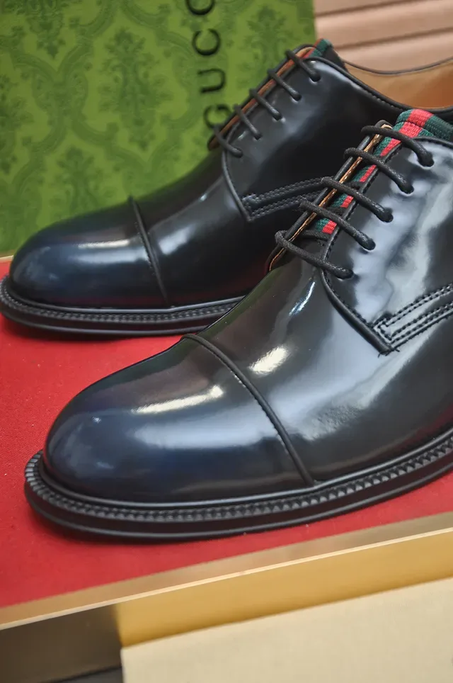 Gucci Sapatos Oxford de Couro Polido Preto e Bege com Cap-Toe 2