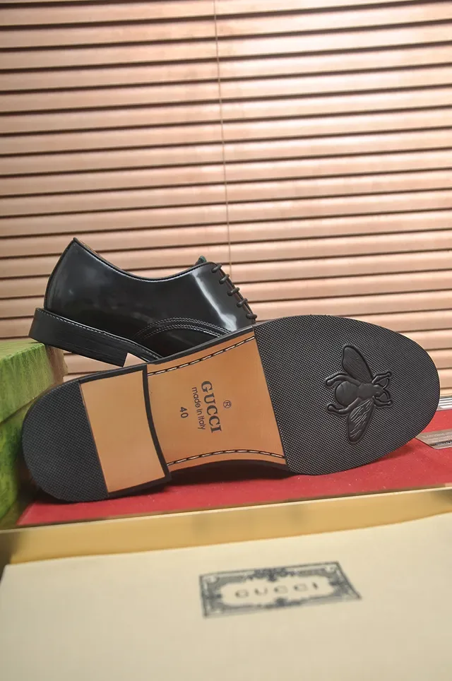 Gucci Sapatos Oxford de Couro Polido Preto e Bege com Cap-Toe 3
