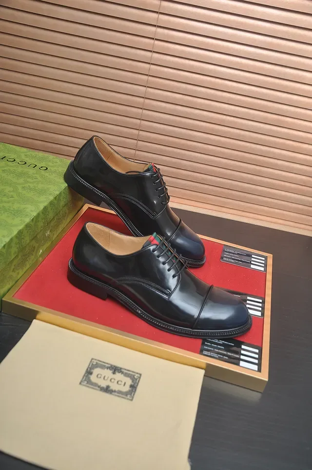 Gucci Sapatos Oxford de Couro Polido Preto e Bege com Cap-Toe 4