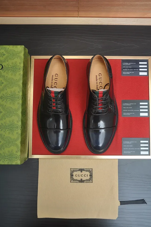 Gucci Sapatos Oxford de Couro Polido Preto e Bege com Cap-Toe 5
