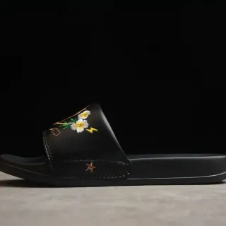 Gucci काले स्वर्ण आभूषित फूल चमड़ा पट्टी चप्पल