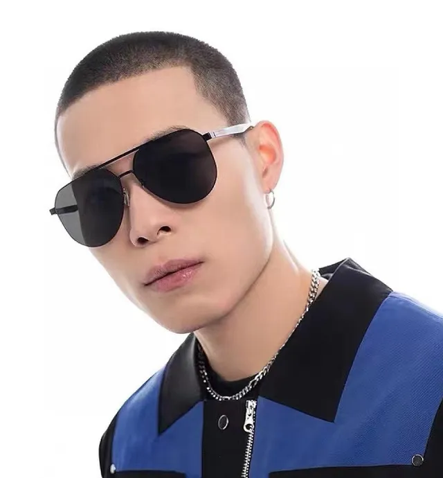 Gucci Lunettes de Soleil Cadre Métallique Noir Gris Fin Silhouette Aviateur-Inspirée 2