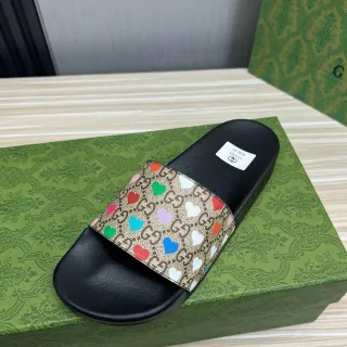 गुच्ची काला बहुरंगी GG Monogram कैनवास पट्टी हार्ट प्रिंट स्लिपर्स