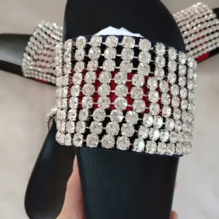 Gucci काला लाल राइनस्टोन सज्जित वेब स्ट्राइप स्लिपर