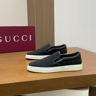 Gucci GG Monogram أسود أبيض سليب أون كانفاس سكيتشرز أسلوب حياة