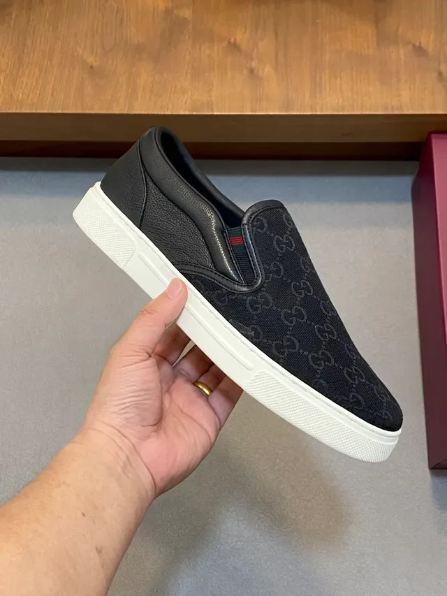 Gucci GG Monogram أسود أبيض سليب أون كانفاس سكيتشرز أسلوب حياة 4