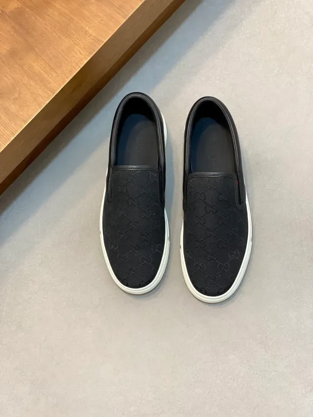Gucci GG Monogram أسود أبيض سليب أون كانفاس سكيتشرز أسلوب حياة 5