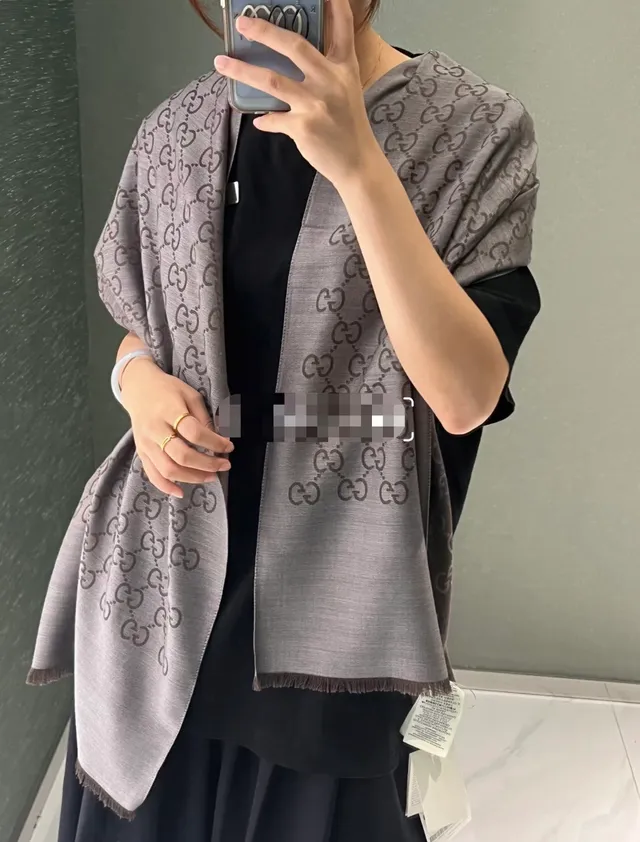 Écharpe de soie Gucci marron beige imprimée Monogram à franges 2