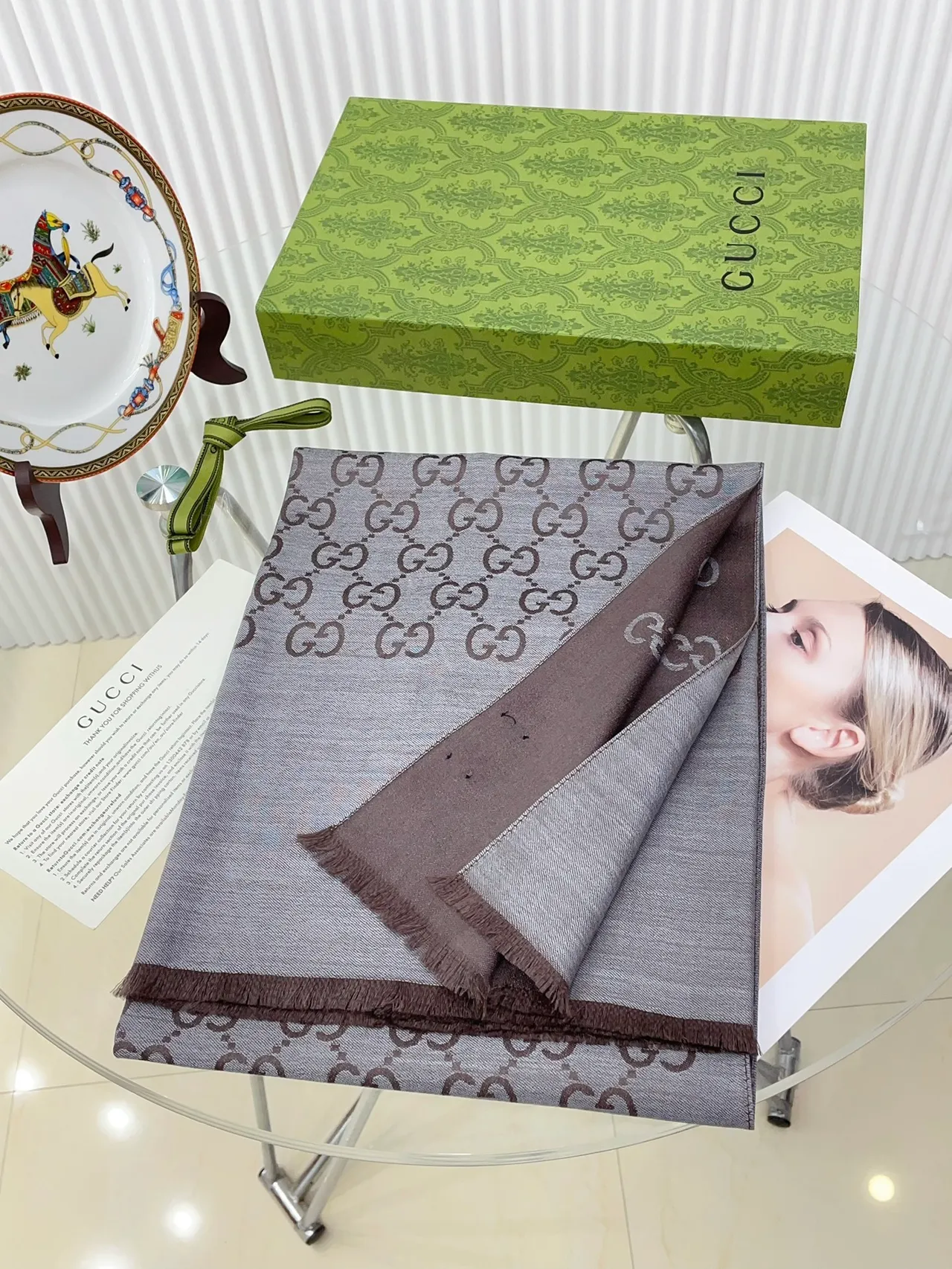 Écharpe de soie Gucci marron beige imprimée Monogram à franges 4