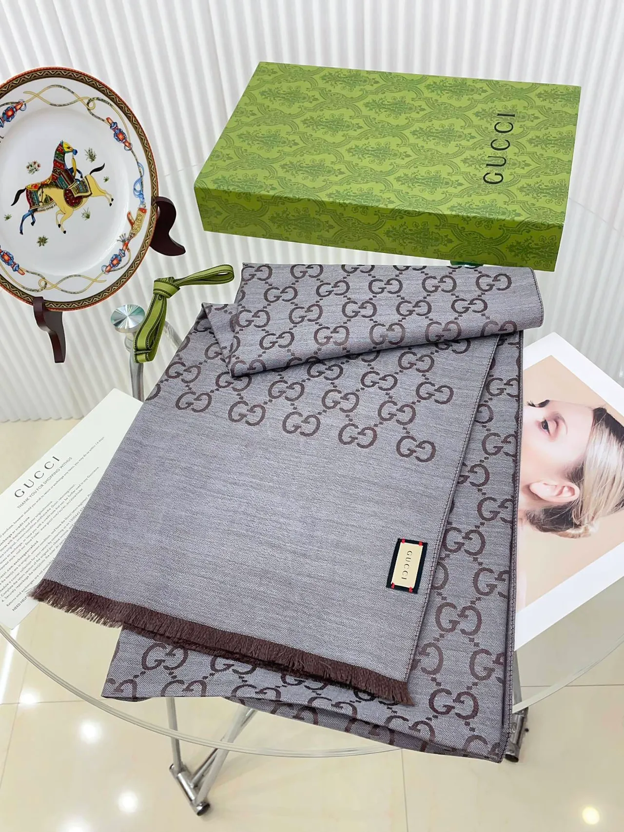 Écharpe de soie Gucci marron beige imprimée Monogram à franges 5