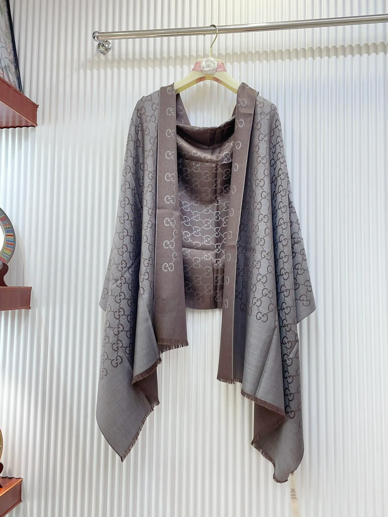 Écharpe de soie Gucci marron beige imprimée Monogram à franges 6