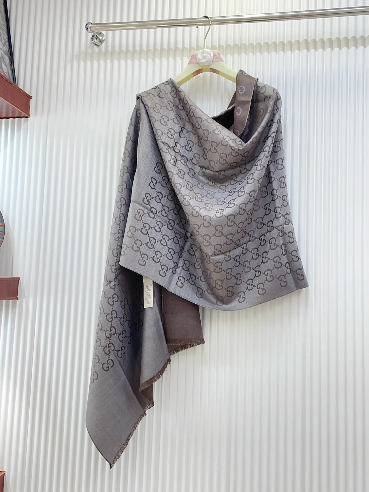 Écharpe de soie Gucci marron beige imprimée Monogram à franges 7