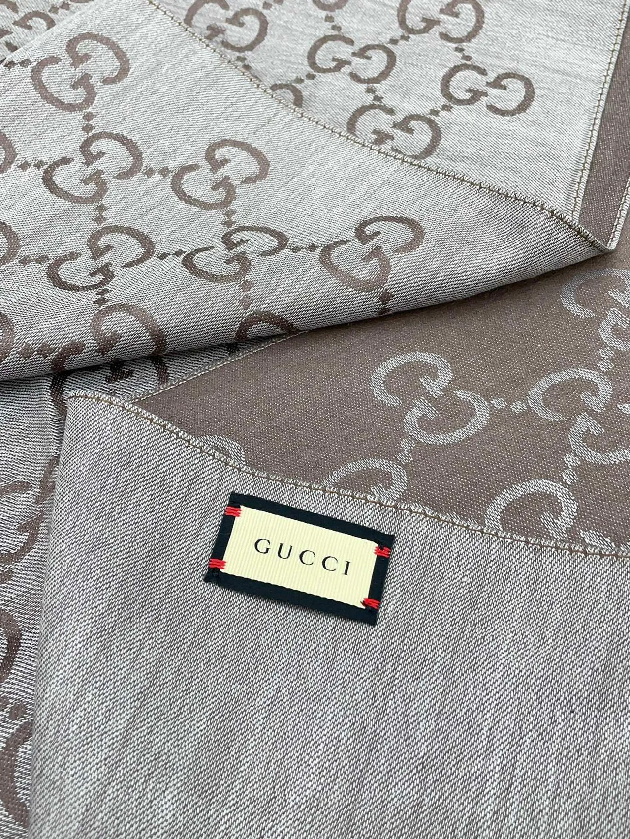 Écharpe de soie Gucci marron beige imprimée Monogram à franges 9