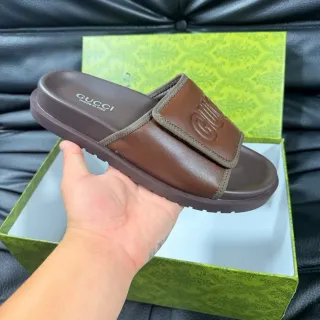 Gucci ब्राउन ग्रीन एम्बॉस्ड लोगो स्ट्रैप मोल्डेड रबर सोल स्लिपर्स