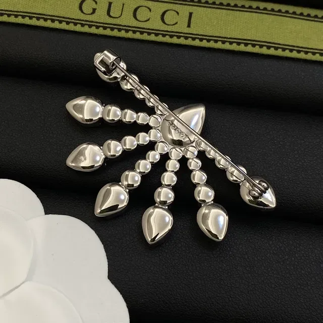 Gucci Crystal Fan-Shaped Interlocking G Brooch 2