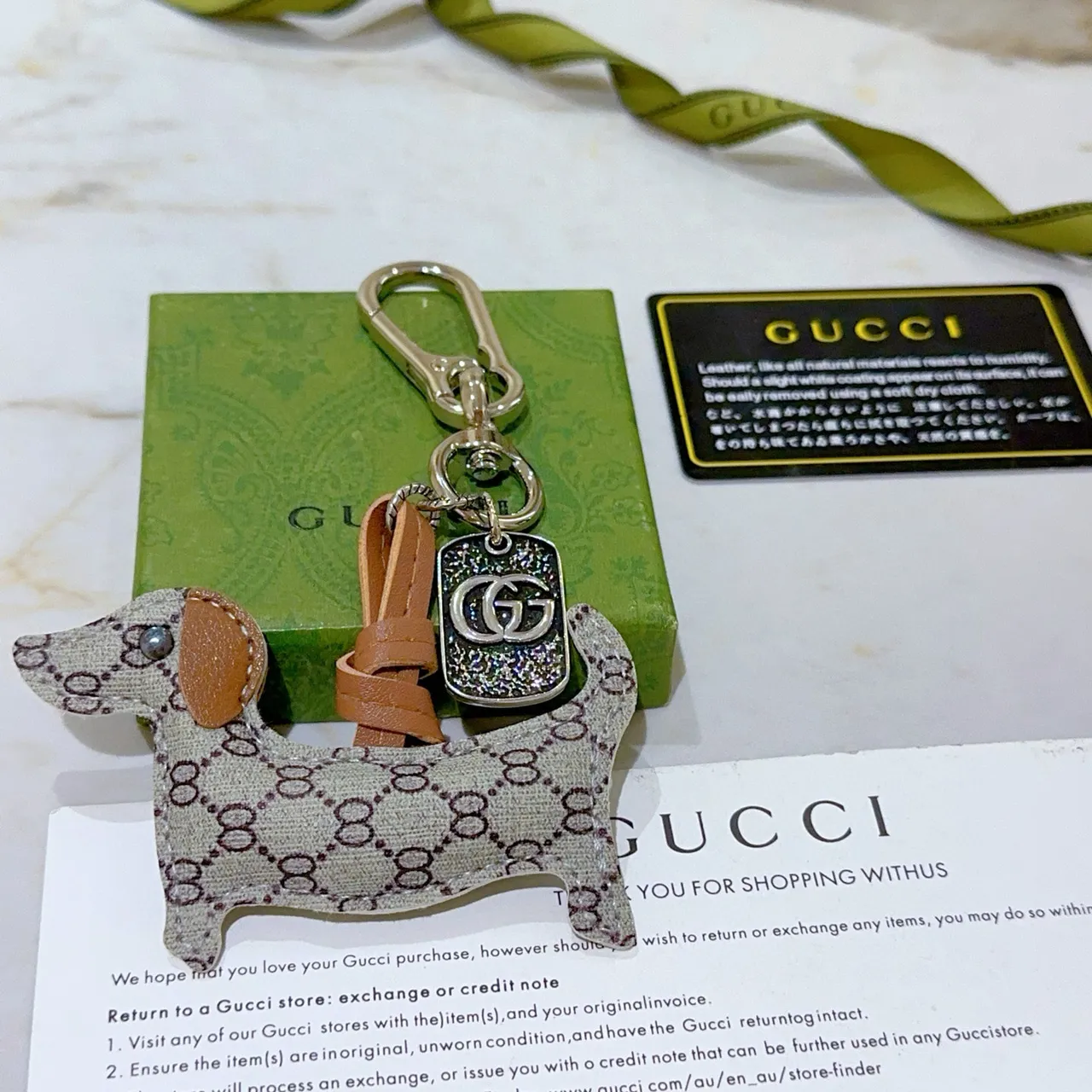 Gucci Dachshund Keychain Beige Marron Forme de Chien Contour GG Monogram Canvas Crossbody Bag 5