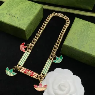 قلادة Gucci سحر مينا سلسلة كيرب