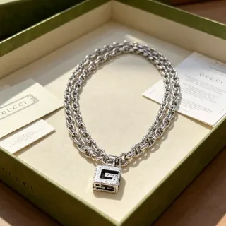 Gucci G-Link سلسلة فضية بيج كثيفة معلقة مربعة مزخرفة