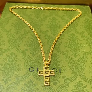 Gucci GG قلادة صليب سلسلة ذهبية