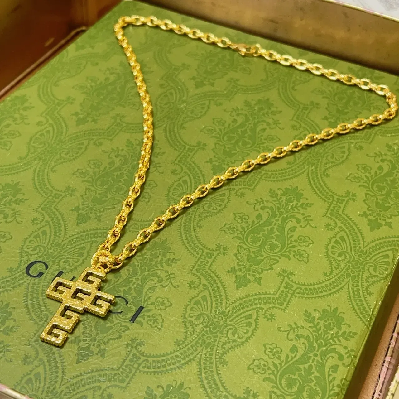 Gucci GG Pendentif Croix Collier Chaîne Dorée 3