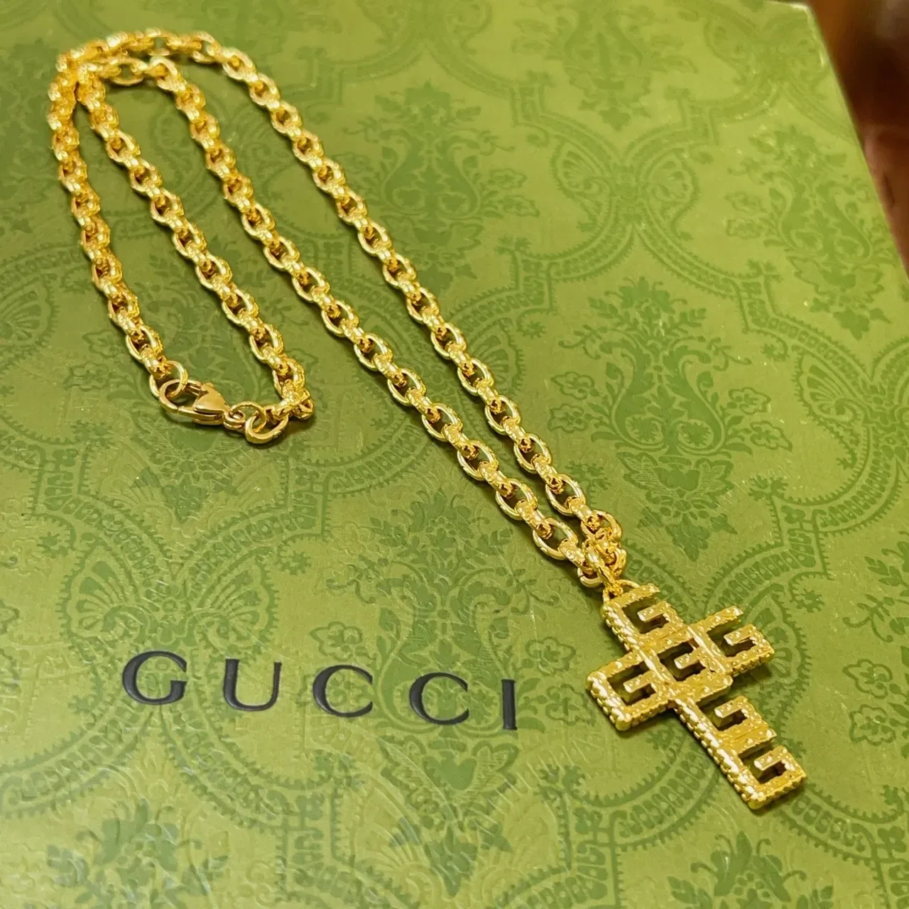 Gucci GG Pendentif Croix Collier Chaîne Dorée 4