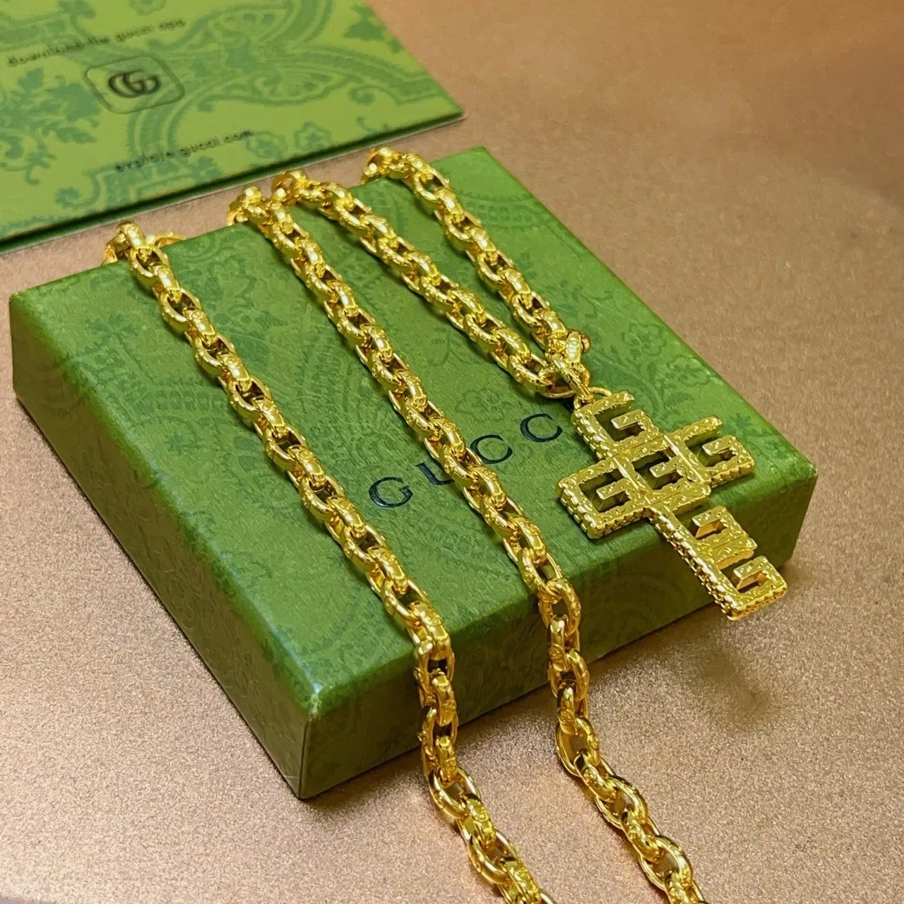 Gucci GG Pendentif Croix Collier Chaîne Dorée 6