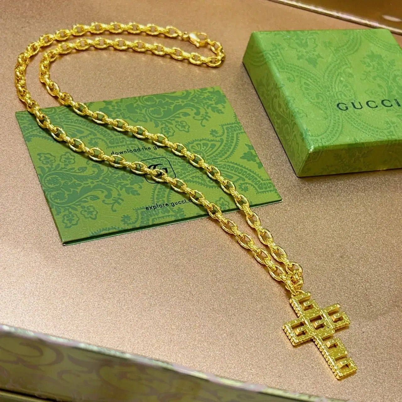 Gucci GG Pendentif Croix Collier Chaîne Dorée 7