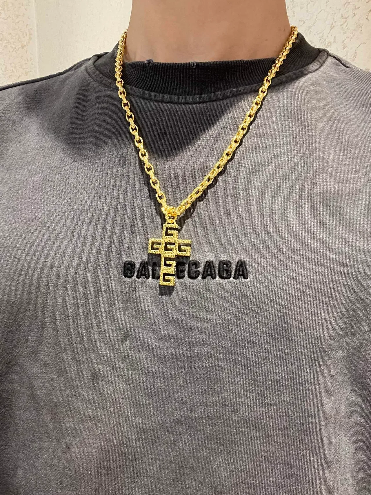 Gucci GG Pendentif Croix Collier Chaîne Dorée 8