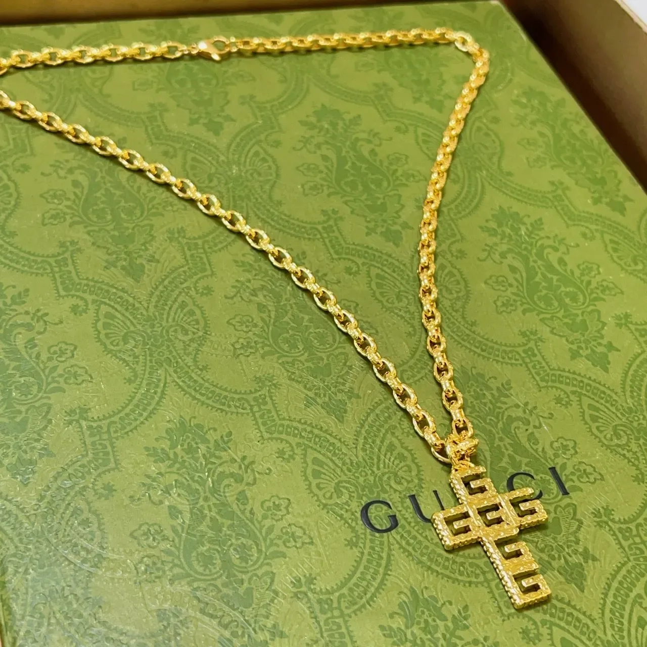 Gucci GG Pendentif Croix Collier Chaîne Dorée 9