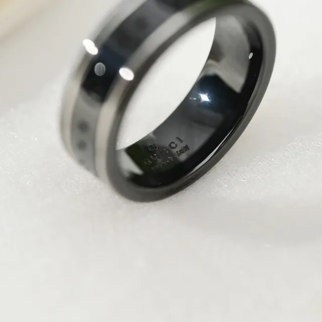 Gucci GG Marmont Bague en céramique noire et argentée motif interlocking G 2