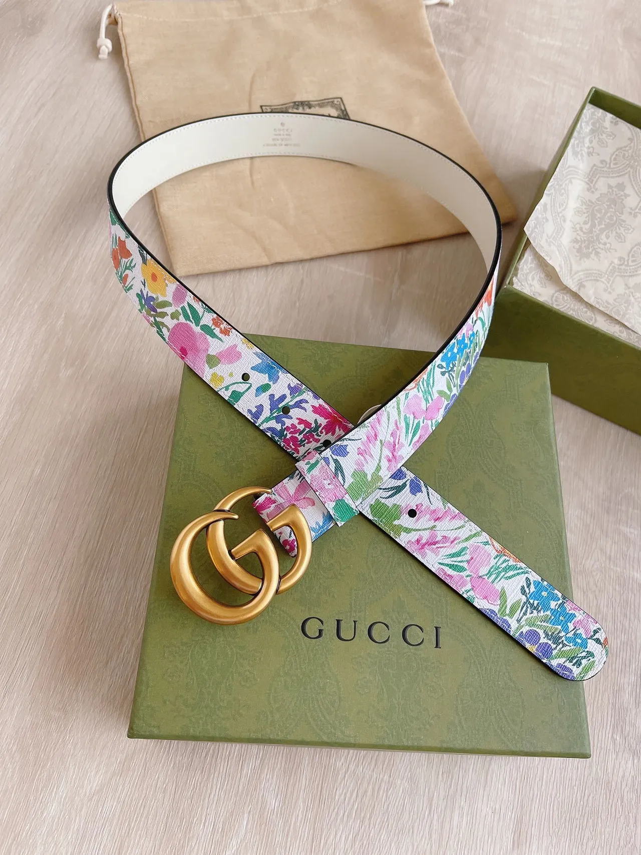 Gucci GG Marmont Cinto de couro branco com estampado floral 2