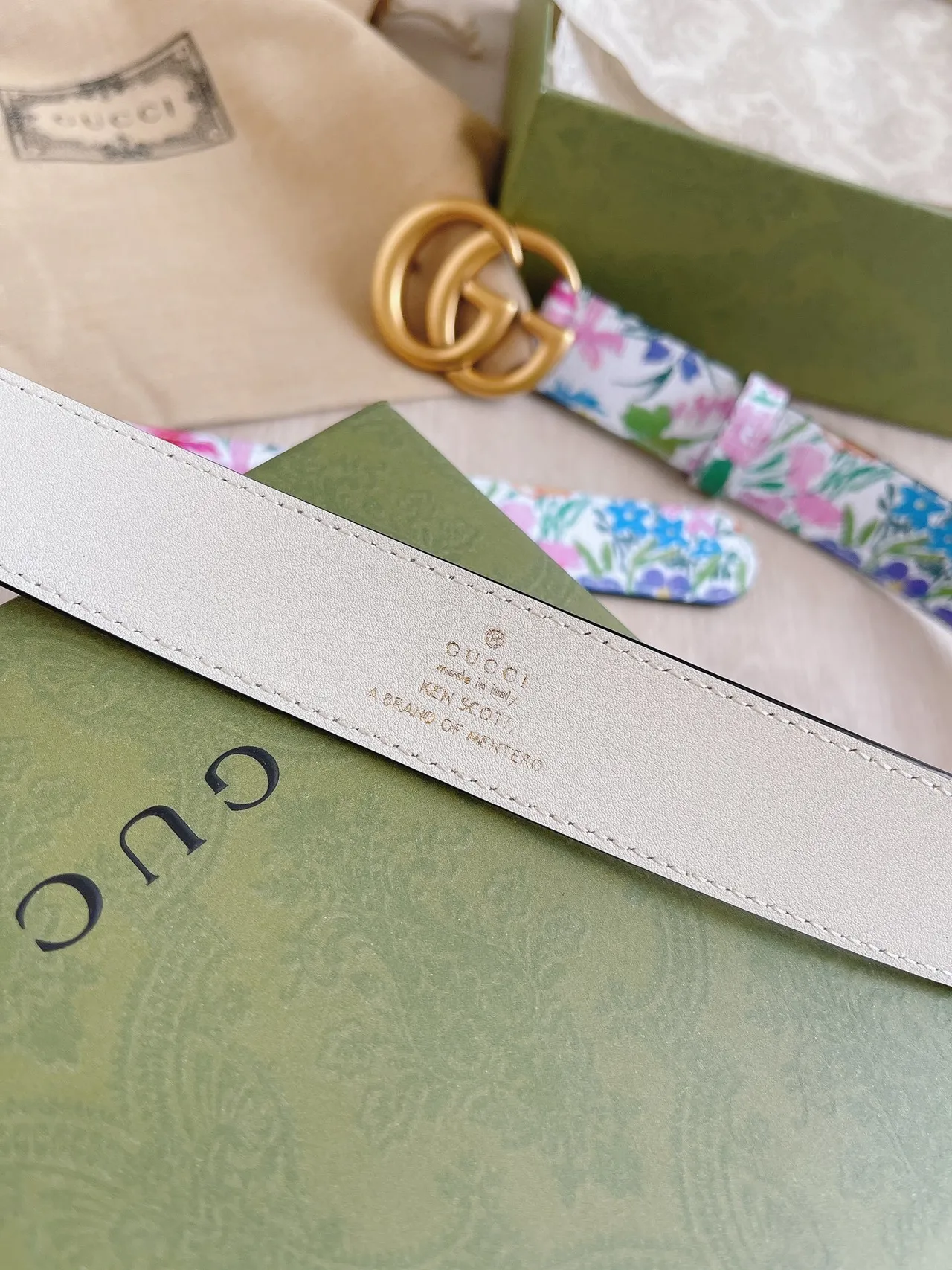 Gucci GG Marmont Cinto de couro branco com estampado floral 5