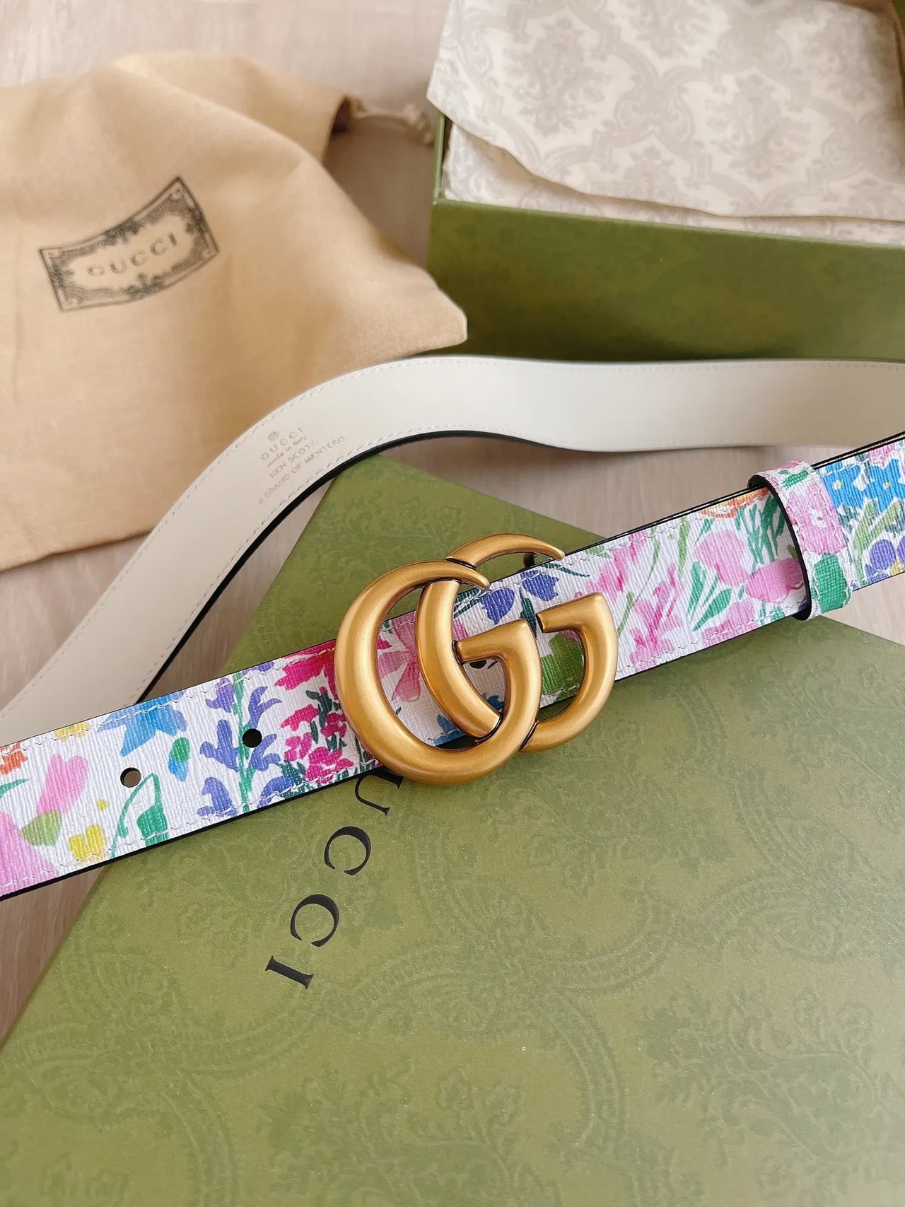 Gucci GG Marmont Cinto de couro branco com estampado floral 6