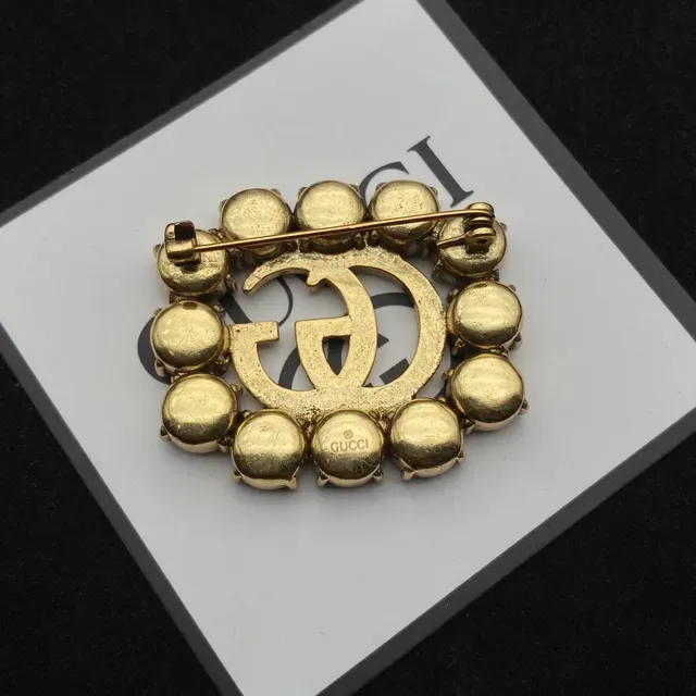 Broche Gucci GG Marmont-inspired Or Rouge Interlocking Logo Circular Crystal Halo 3
