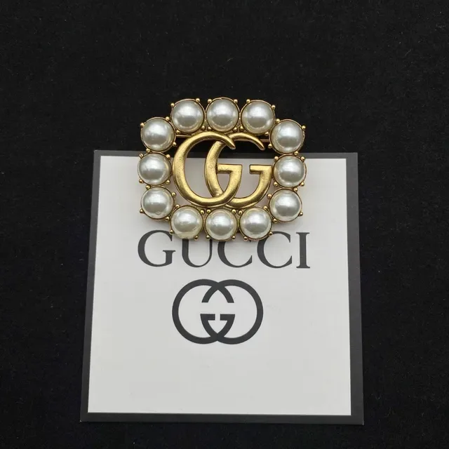 Broche Gucci GG Marmont-inspired Or Rouge Interlocking Logo Circular Crystal Halo 5