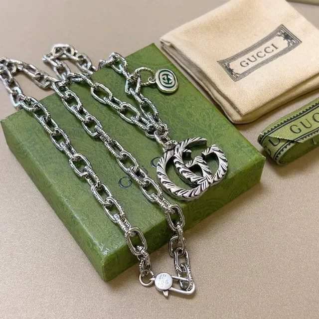 قلادة Gucci GG Marmont Interlocking G سلسلة مربوطة بحبل 4