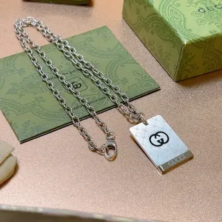 Gucci GG Marmont سلسلة فضية وسوداء قلادة مستطيلة