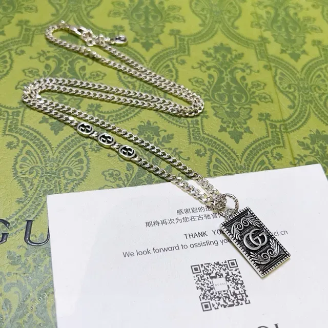 Gucci GG Marmont Chaîne Curb Argentée Verte Pendentif Rectangulaire Orné 6
