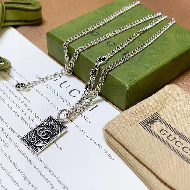 Gucci GG Marmont Chaîne Curb Argentée Verte Pendentif Rectangulaire Orné 7